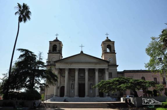 A vistosa igreja na praça central de Paysandú, no Uruguai